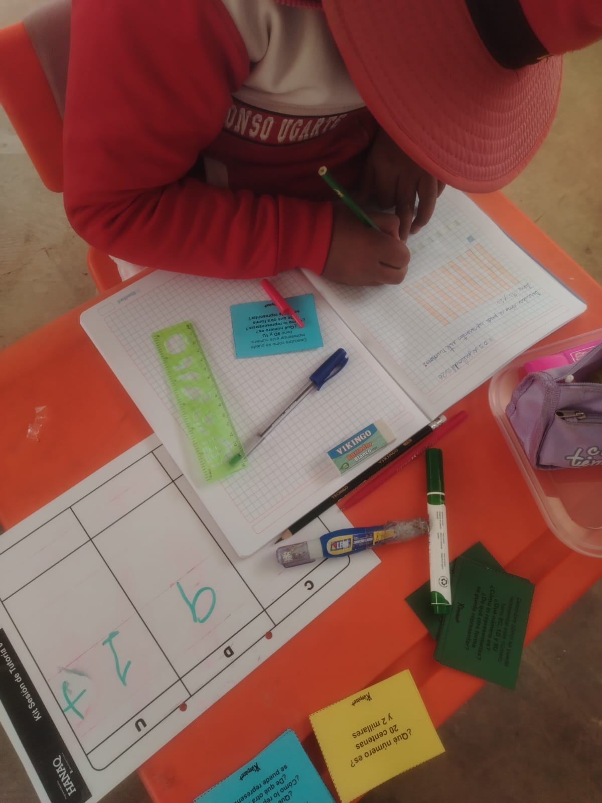 Estudiante trabajando con cuaderno REPASO+